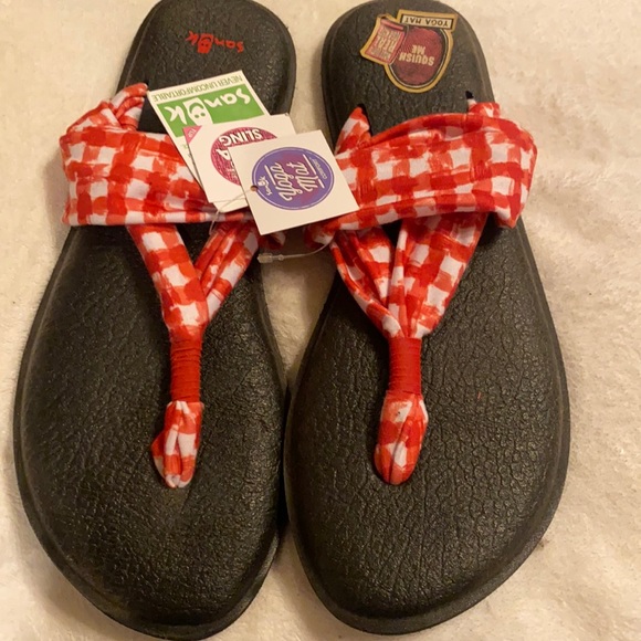 Shoes - Ladies Sanuk yoga mat sandals 9 NWT
